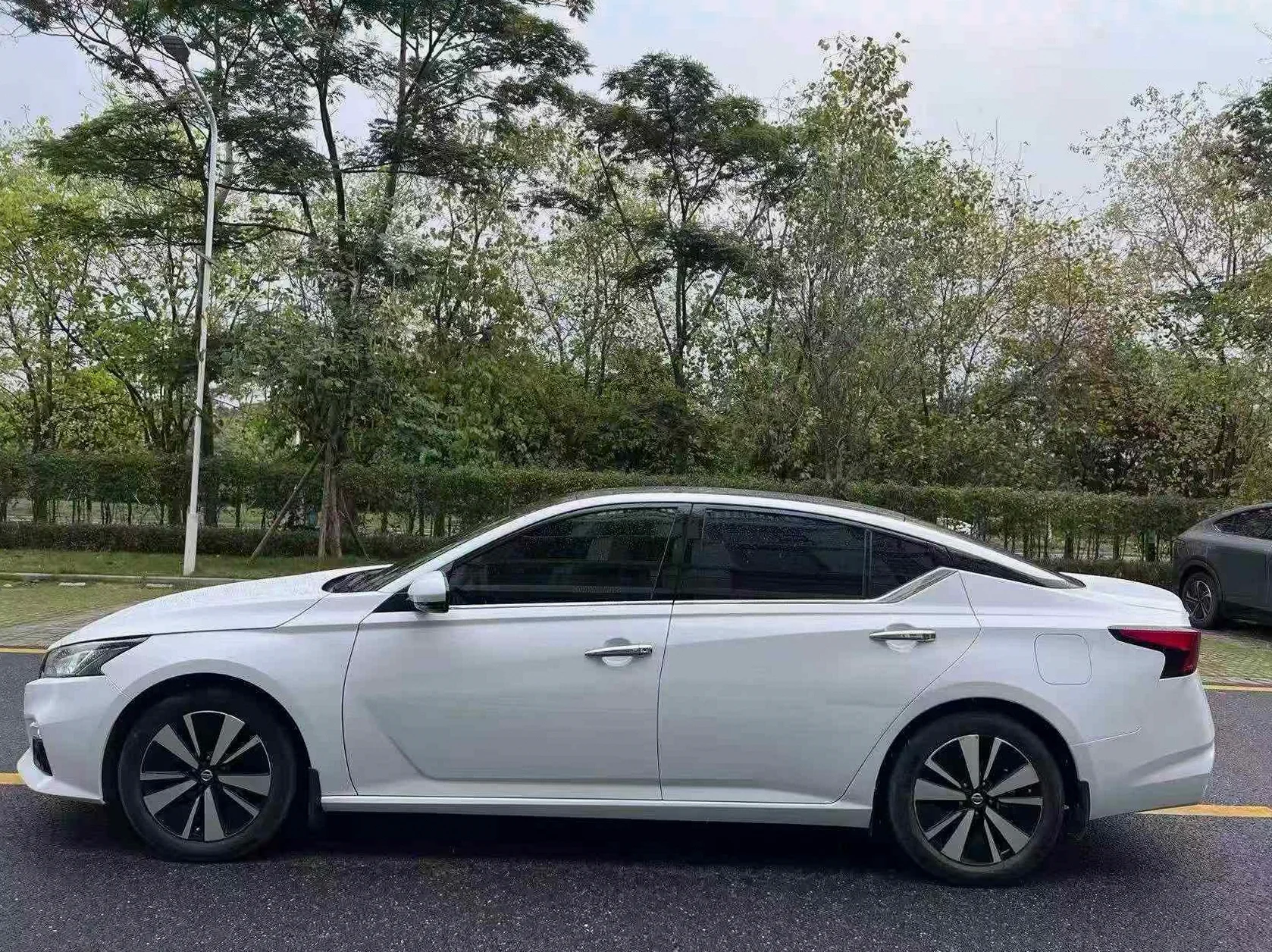 日产天籁 后面外观一