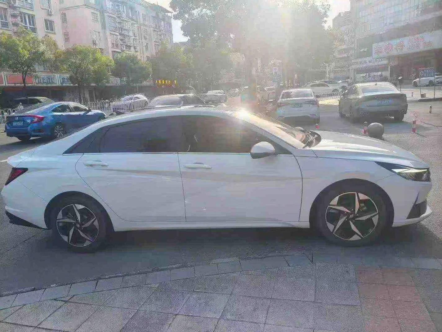 现代伊兰特 正面外观三