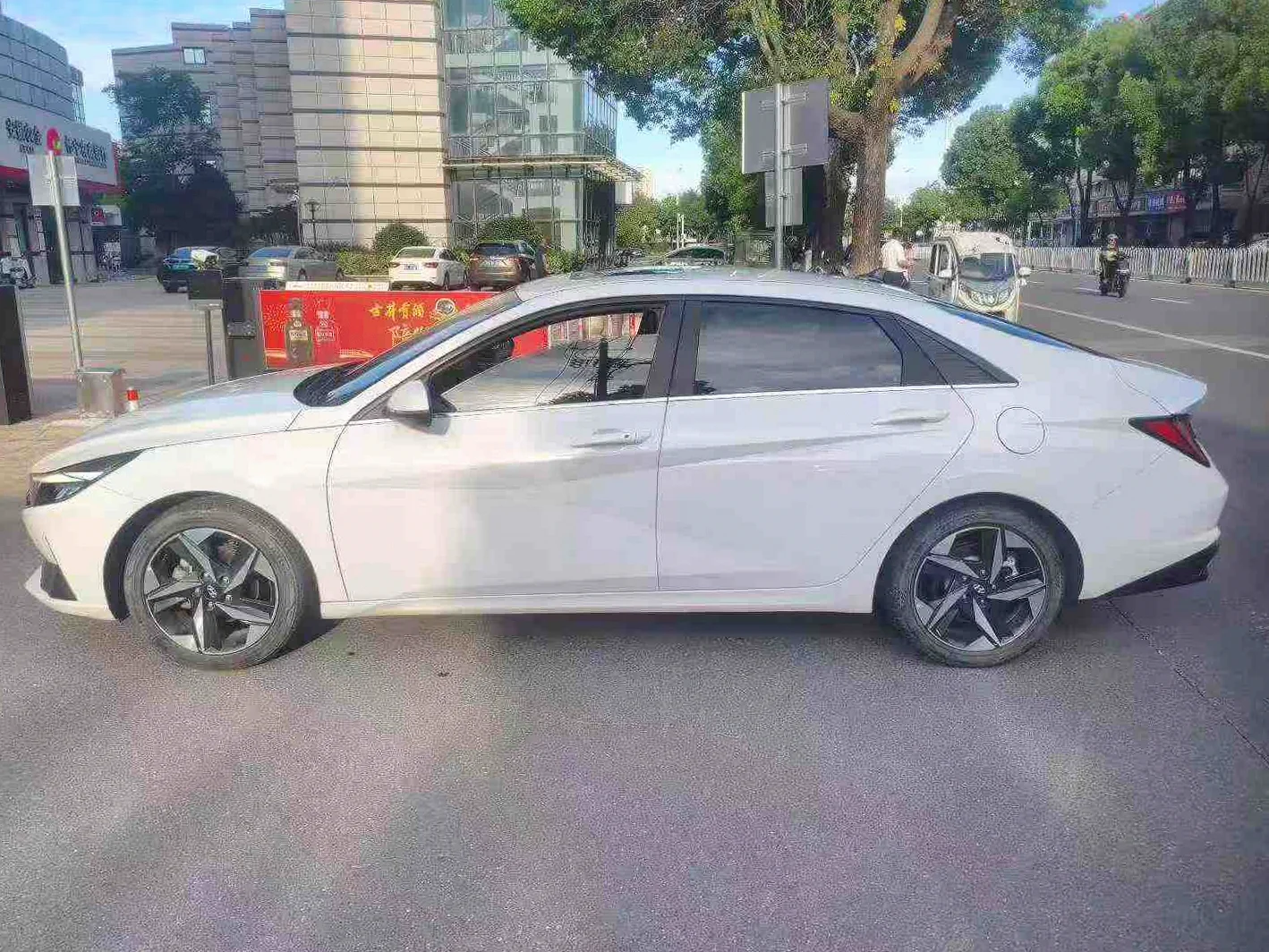 现代伊兰特 后面外观一