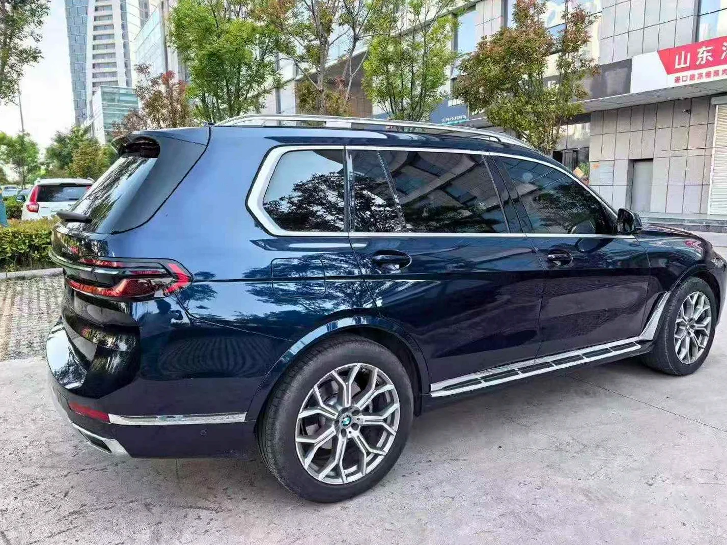 宝马X7 后面外观三