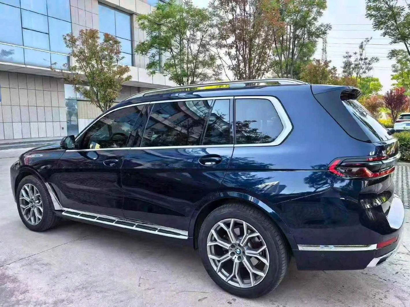 宝马X7 后面外观一