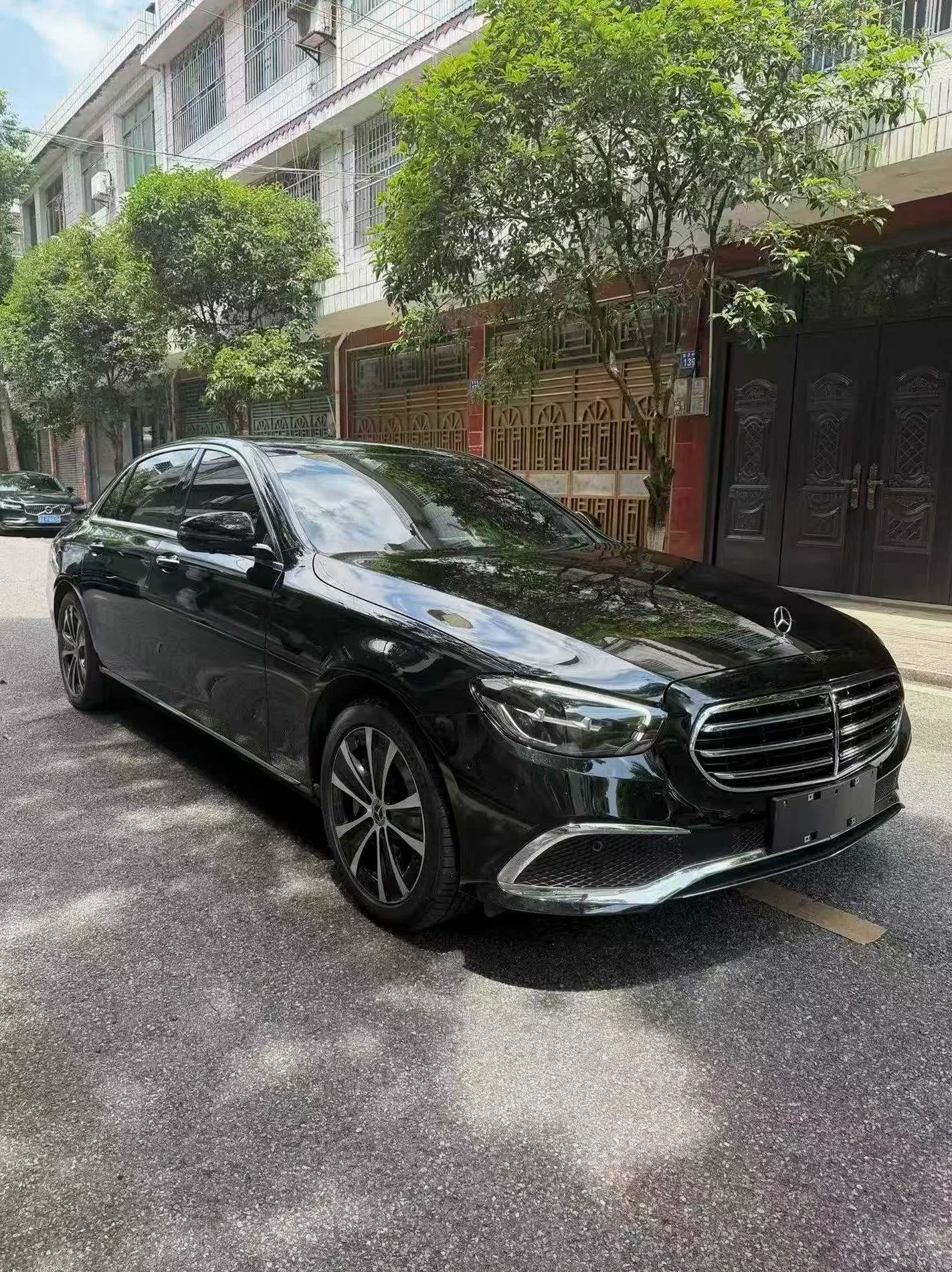奔驰E 正面外观二