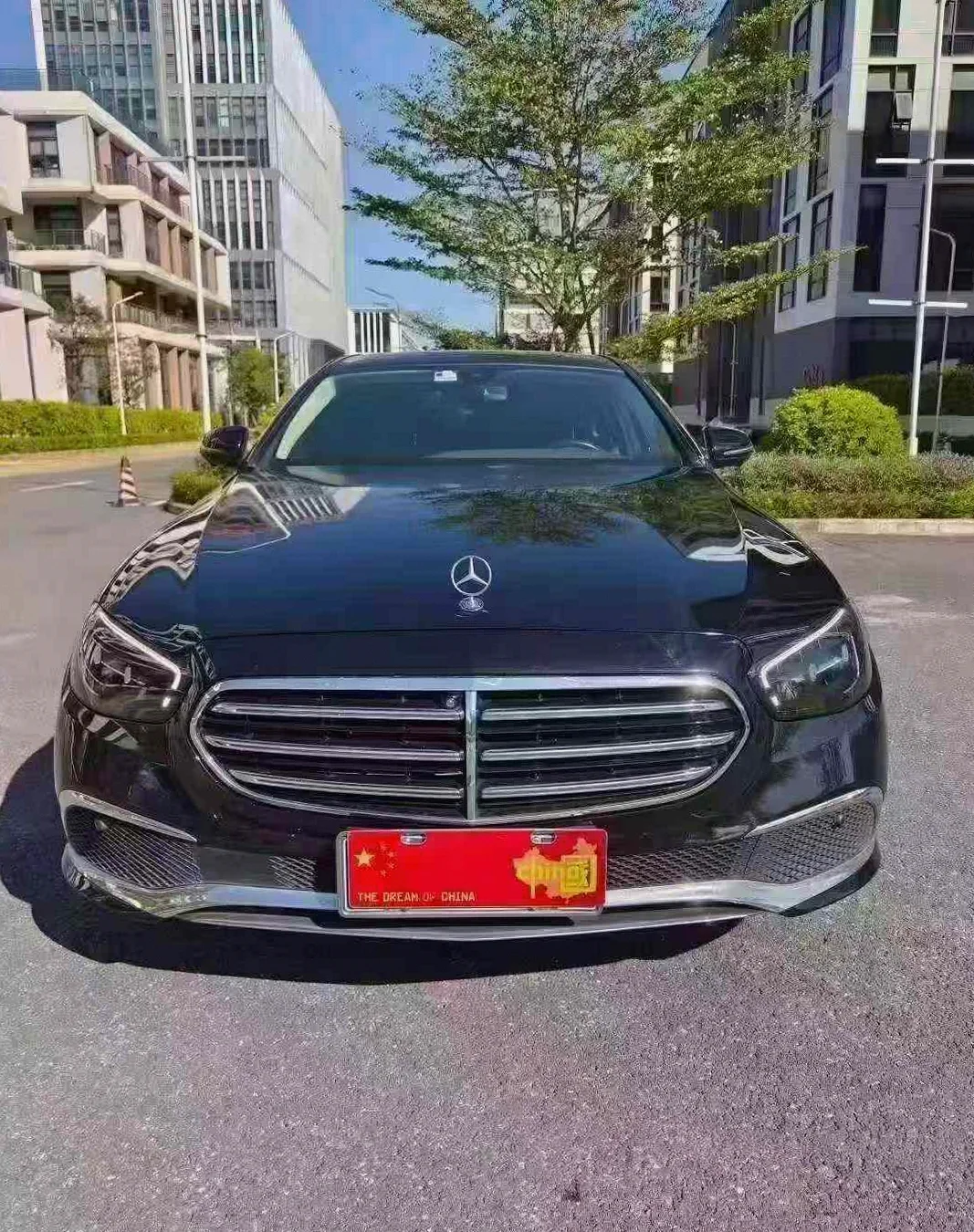 奔驰E 正面外观二