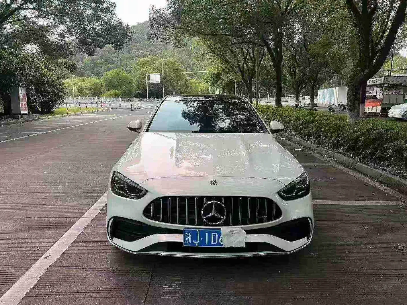 奔驰C 正面外观二