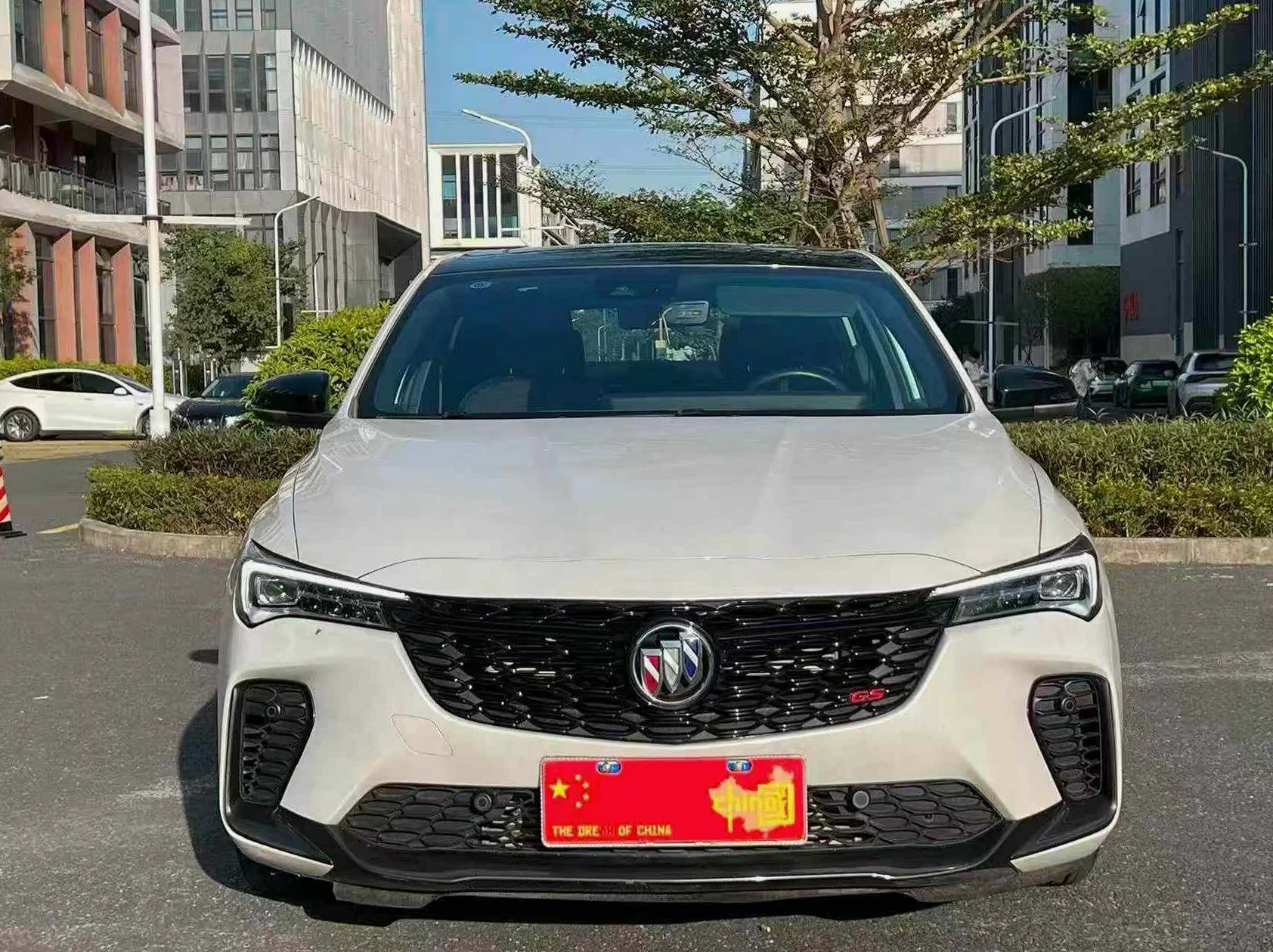 别克威朗 正面外观二