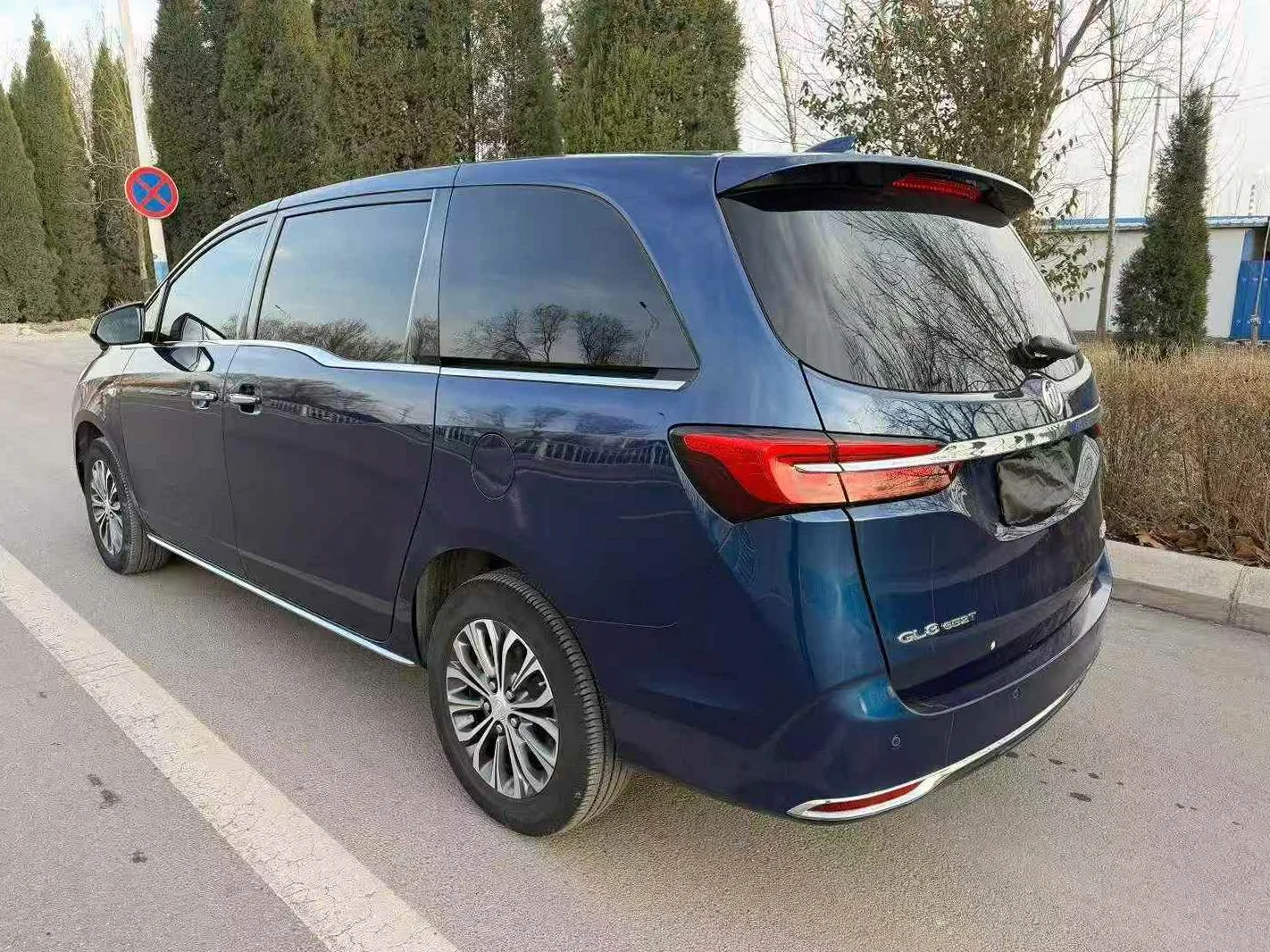 别克GL8 后面外观三