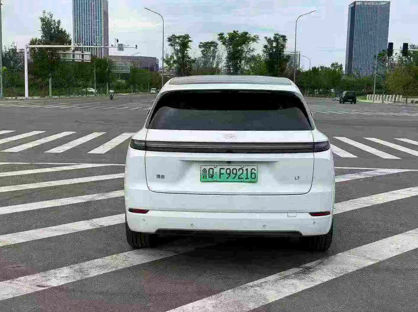 理想L7 后面外观二