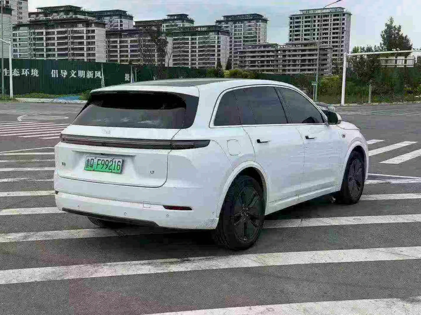 理想L7 后面外观一