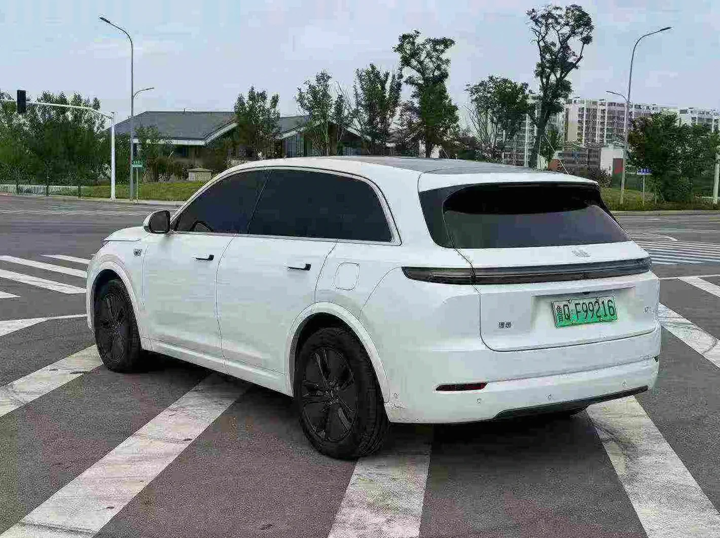 理想L7 后面外观三