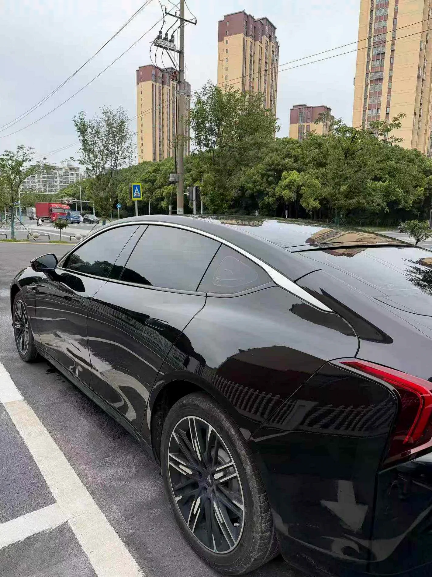 哪吒S 后面外观二