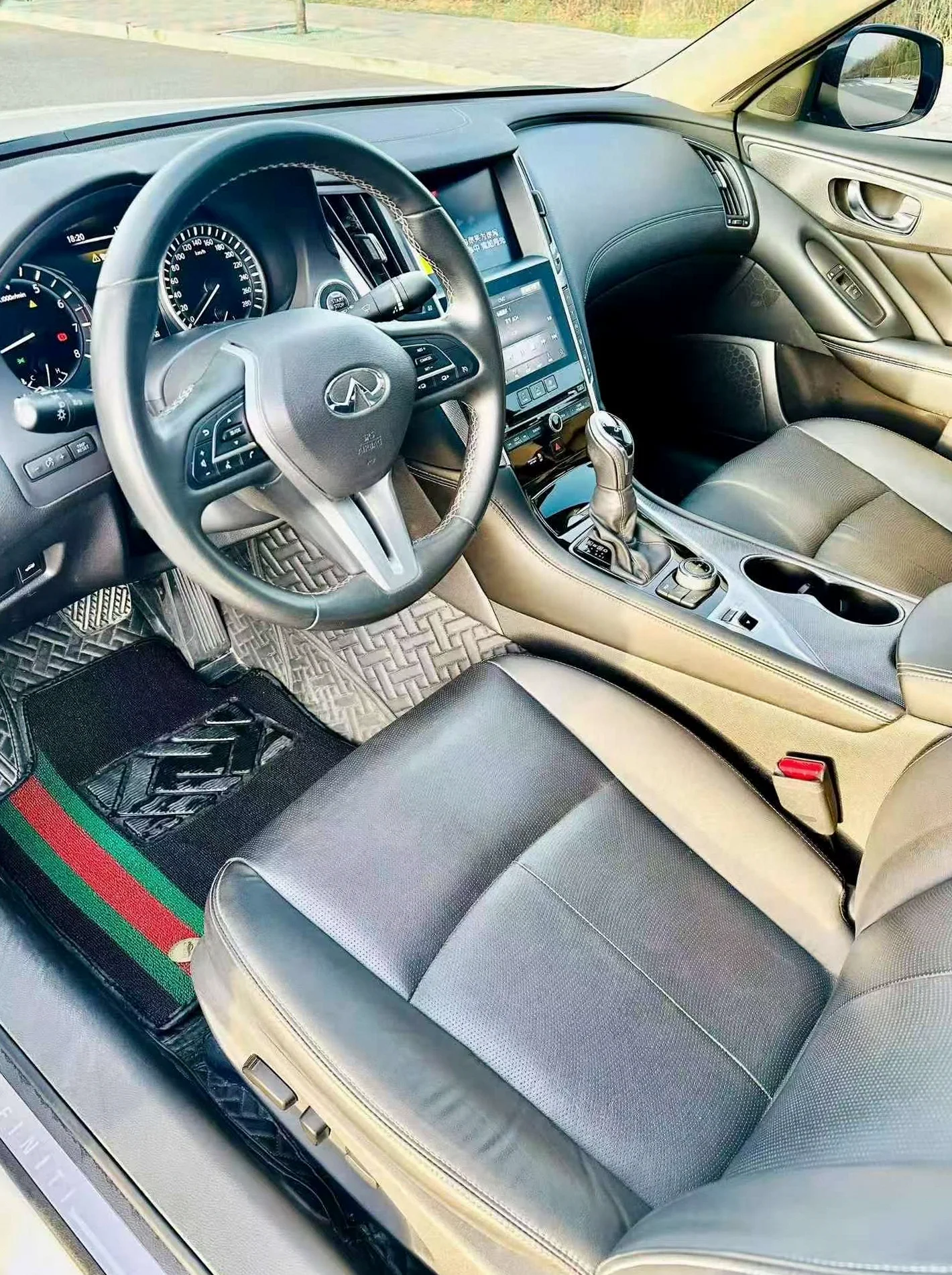 英菲尼迪Q50L 后面外观一