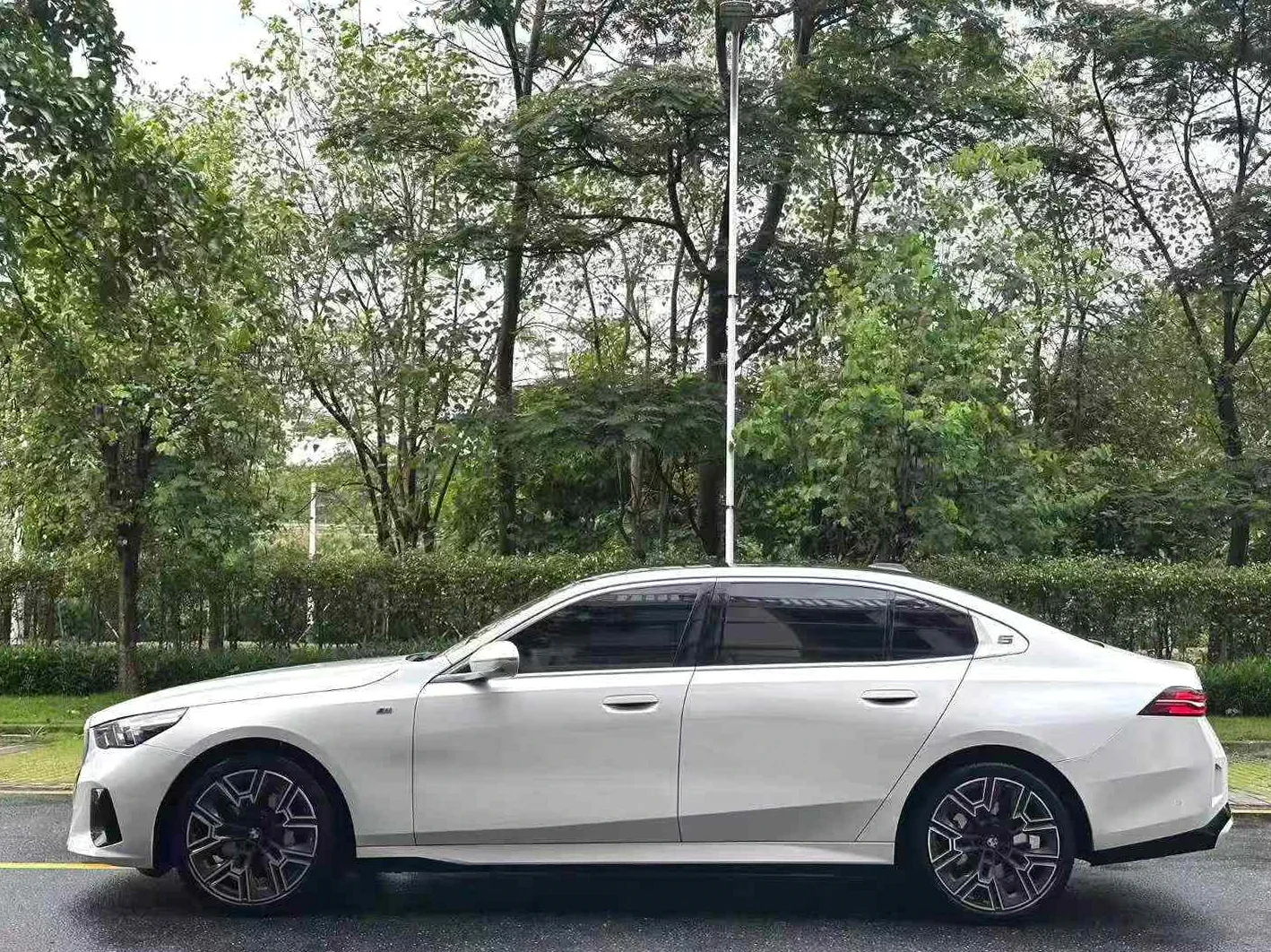 宝马5系 后面外观一