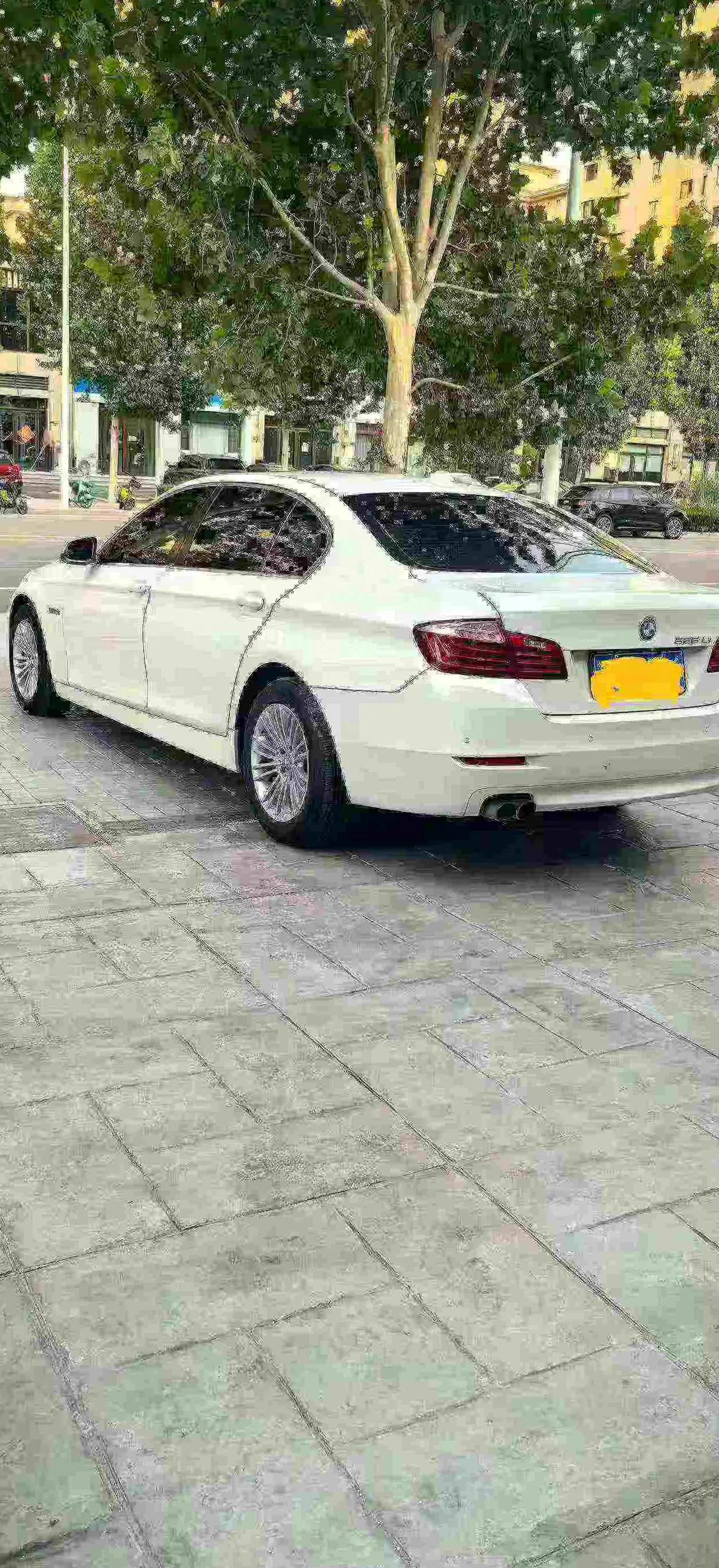 宝马5系 后面外观一