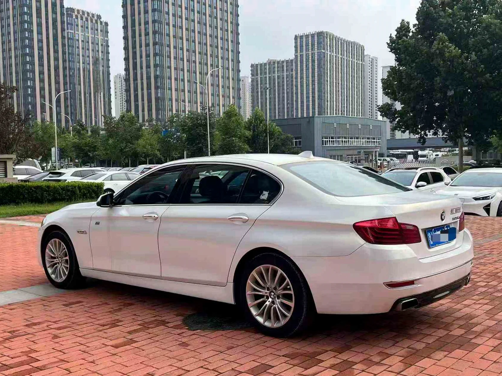 宝马5系 后面外观一