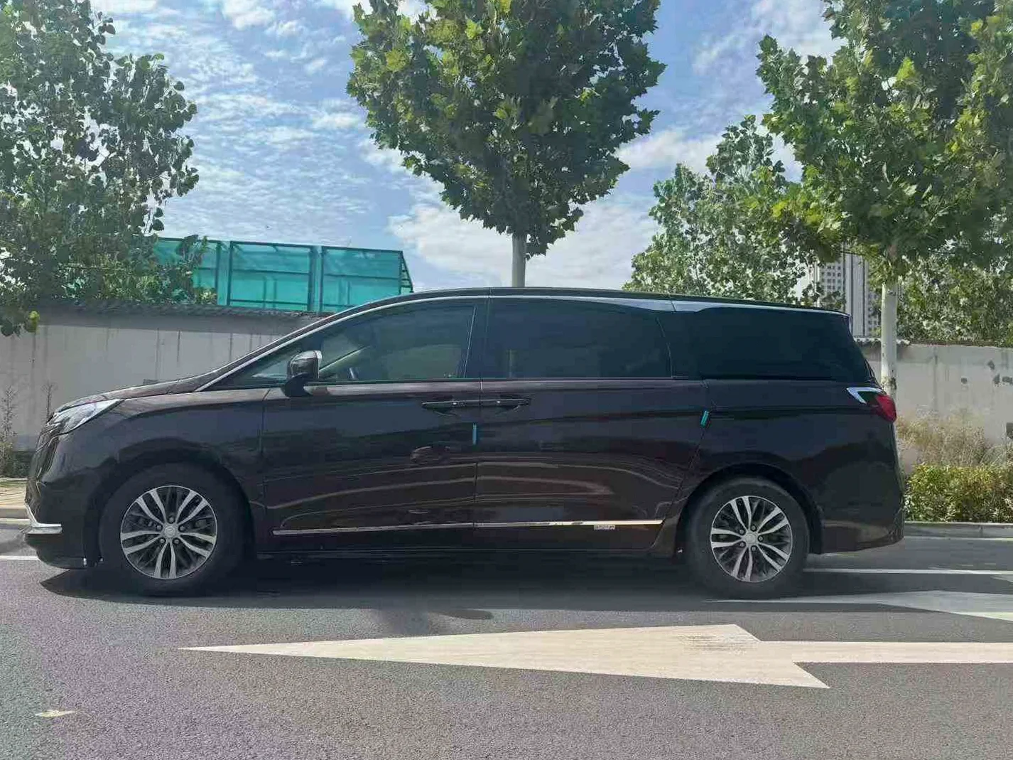 别克GL8 后面外观一