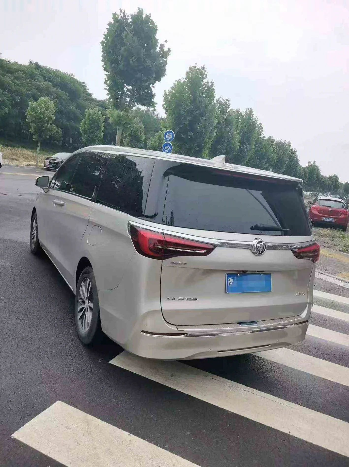 别克GL8 后面外观一