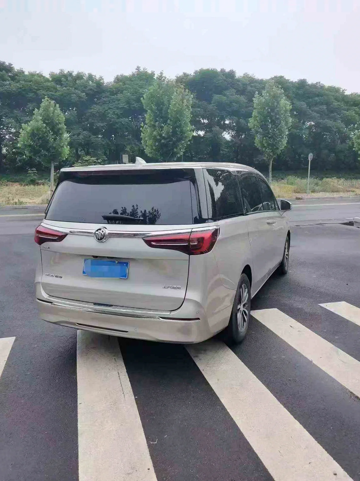 别克GL8 正面外观三