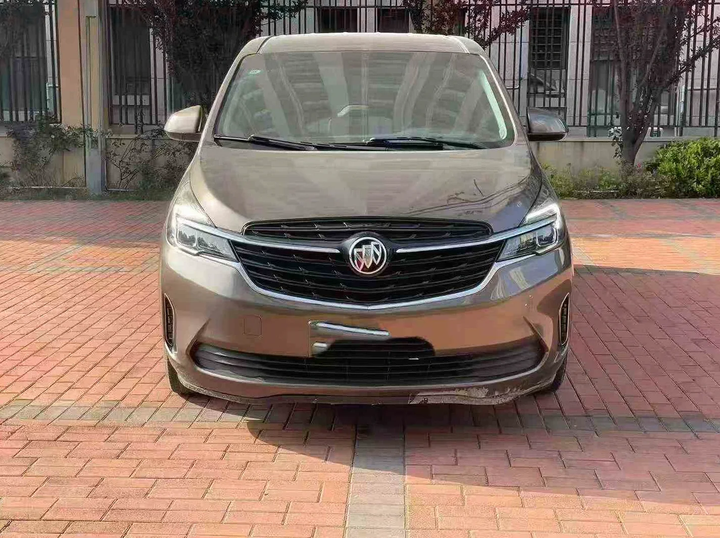 别克GL8 后面外观三