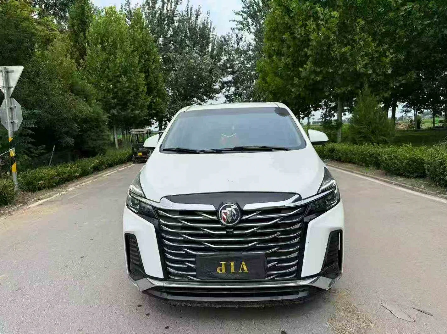 别克GL8 正面外观二