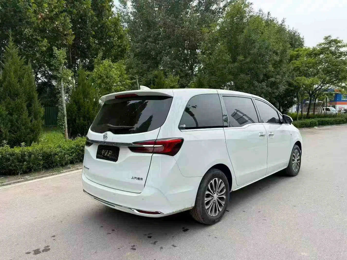别克GL8 后面外观三