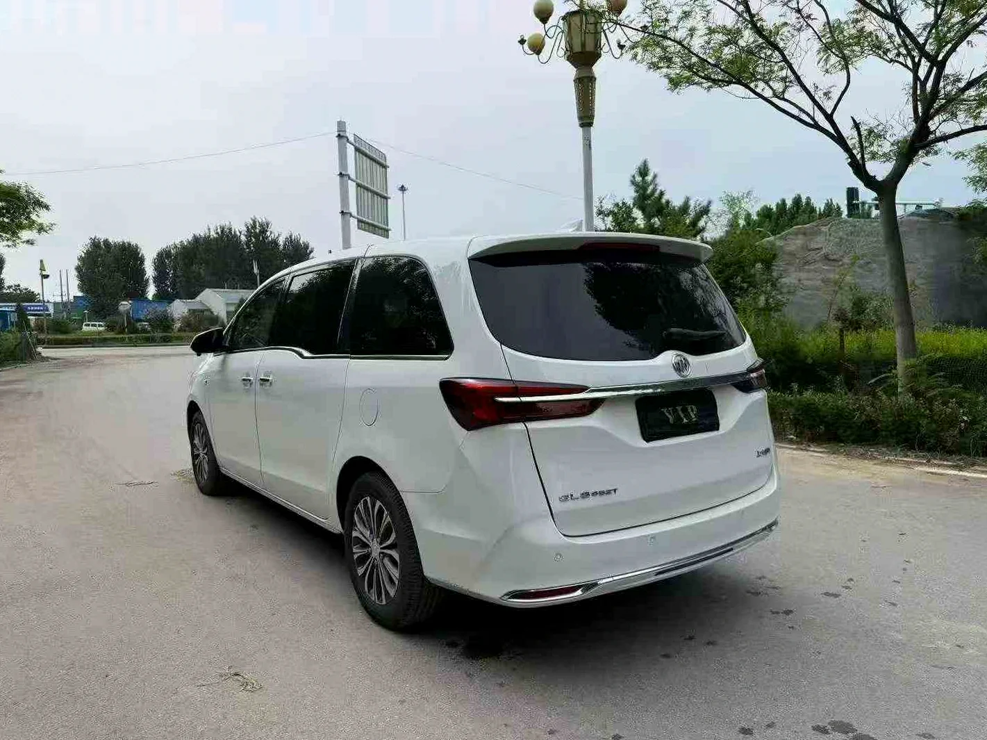 别克GL8 后面外观一