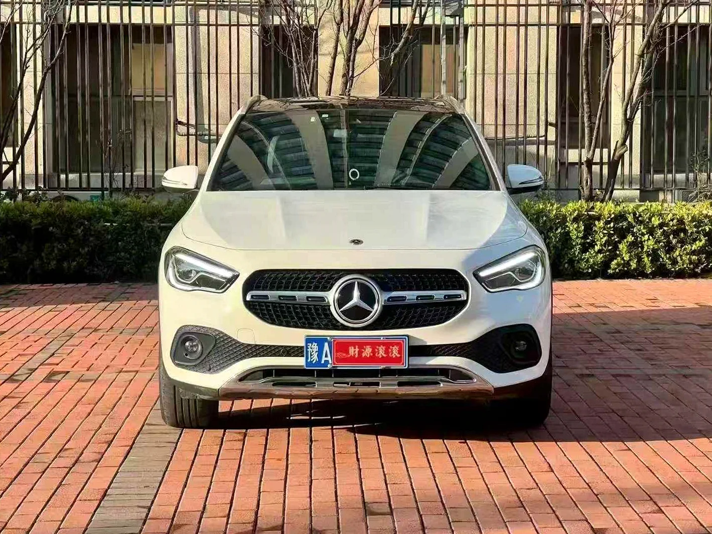 奔驰GLA 正面外观二