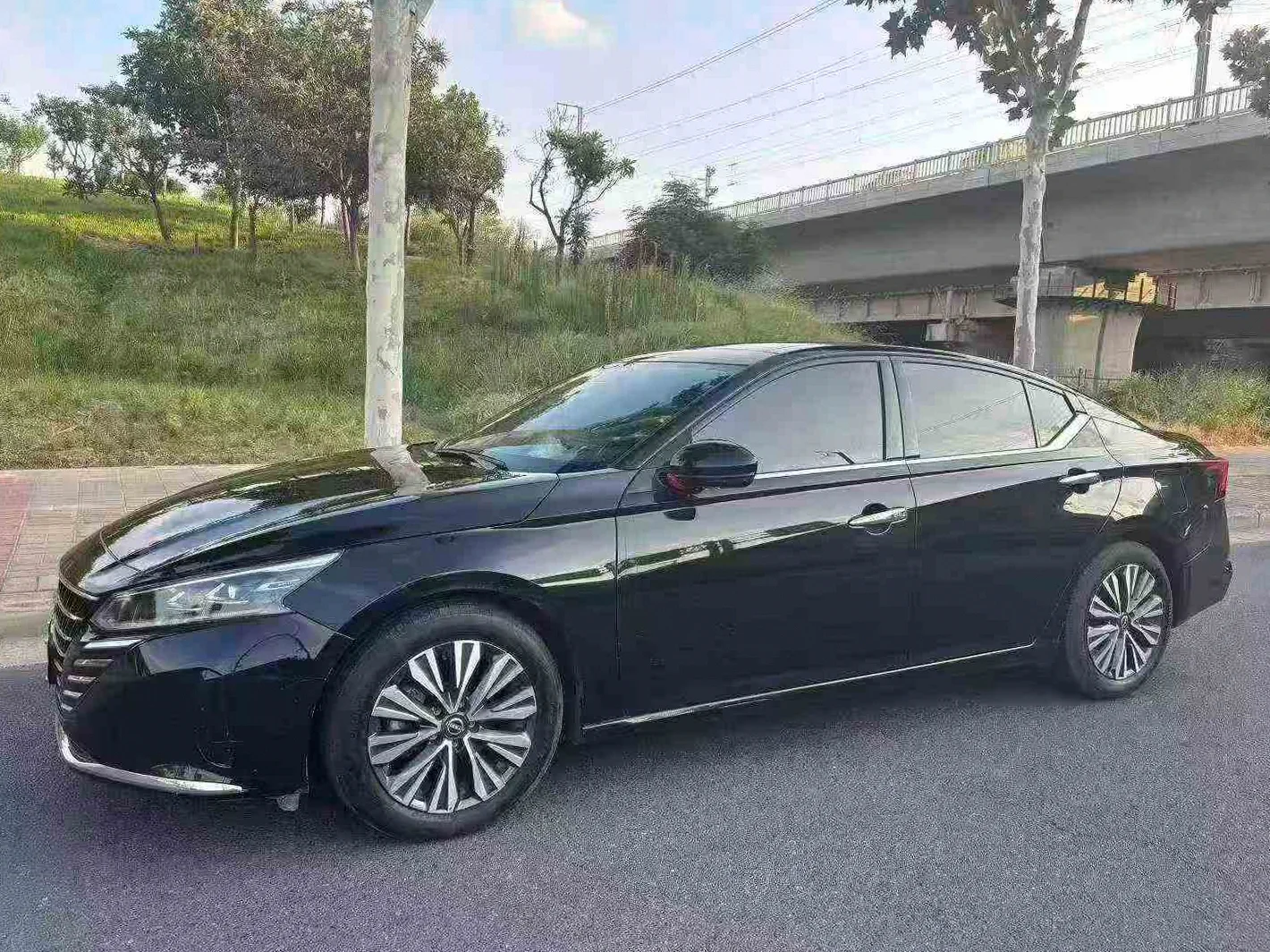 日产天籁 正面外观二