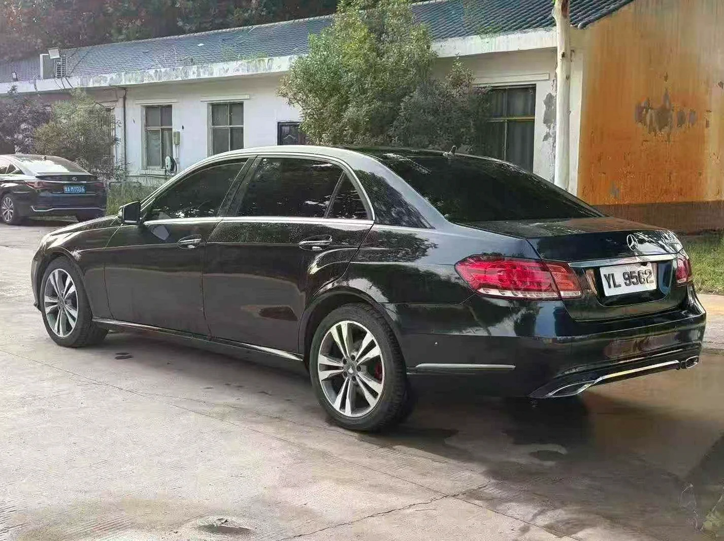 奔驰E 后面外观一