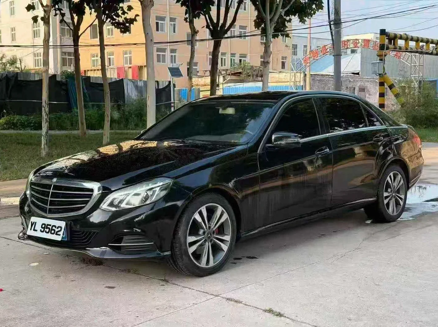 奔驰E 正面外观三
