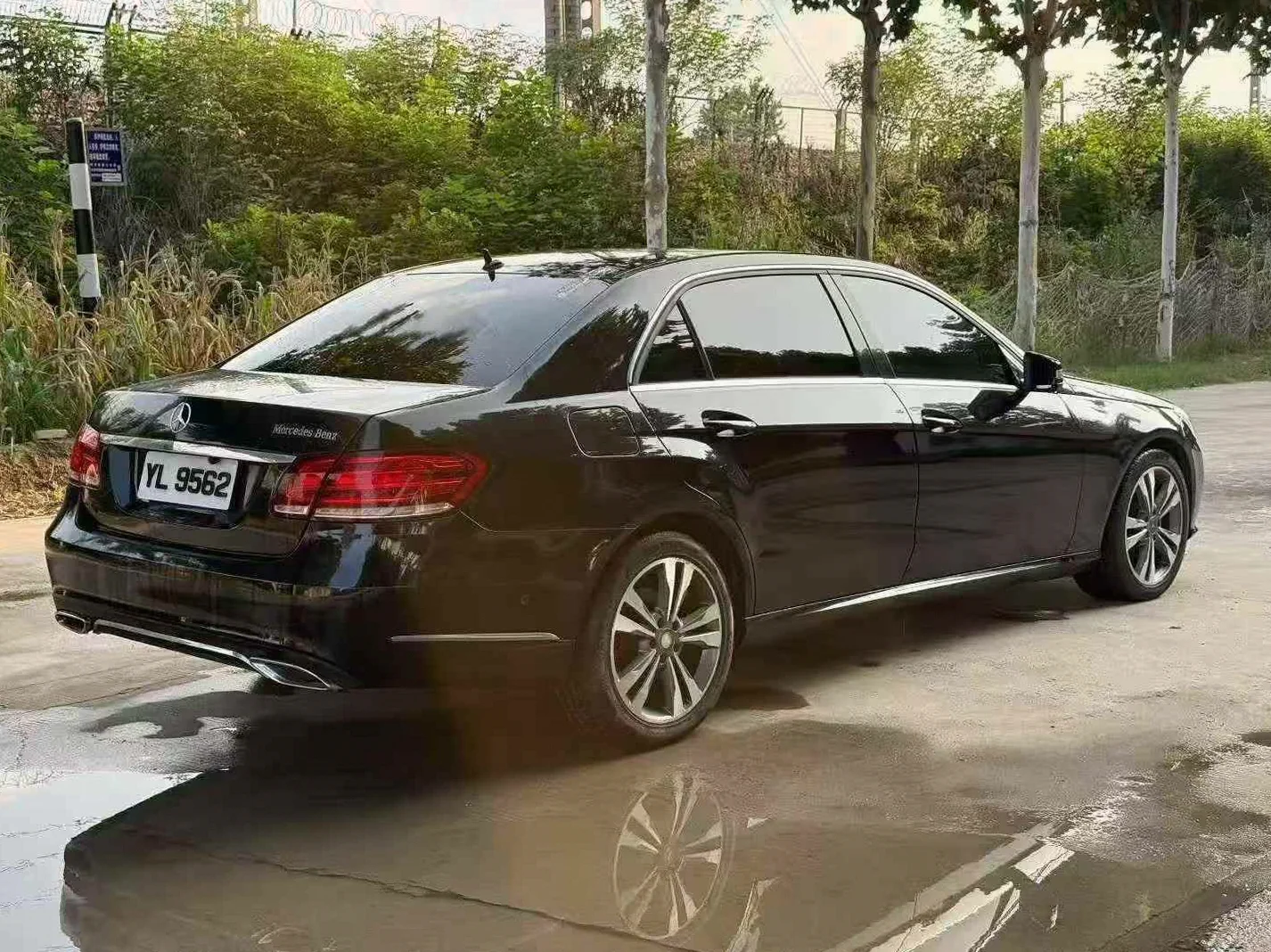 奔驰E 后面外观三