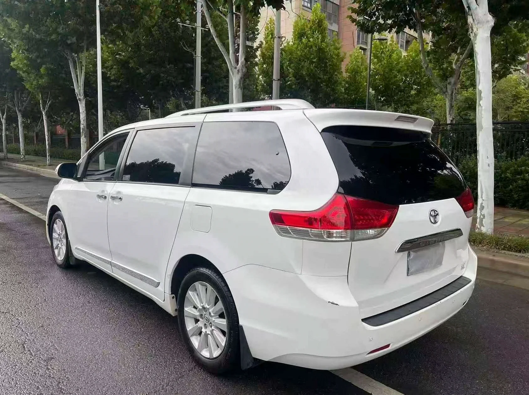 丰田塞纳 后面外观一
