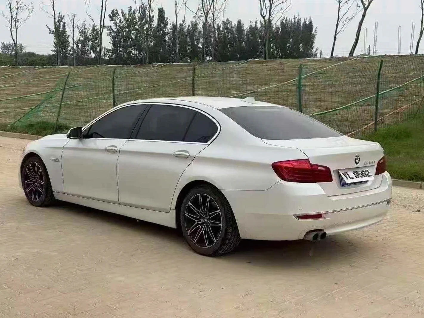 宝马5系 后面外观一