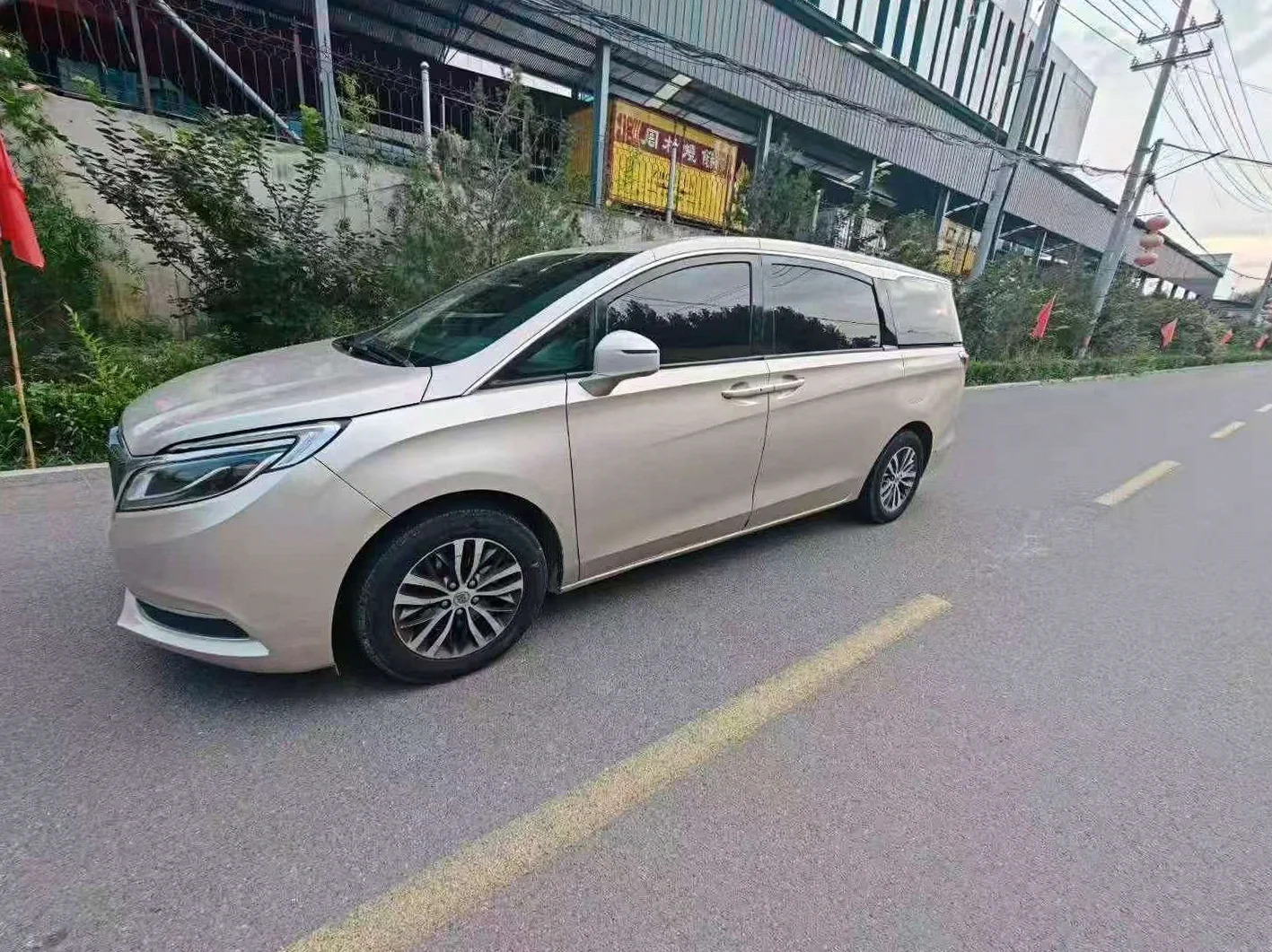 别克GL8 后面外观三