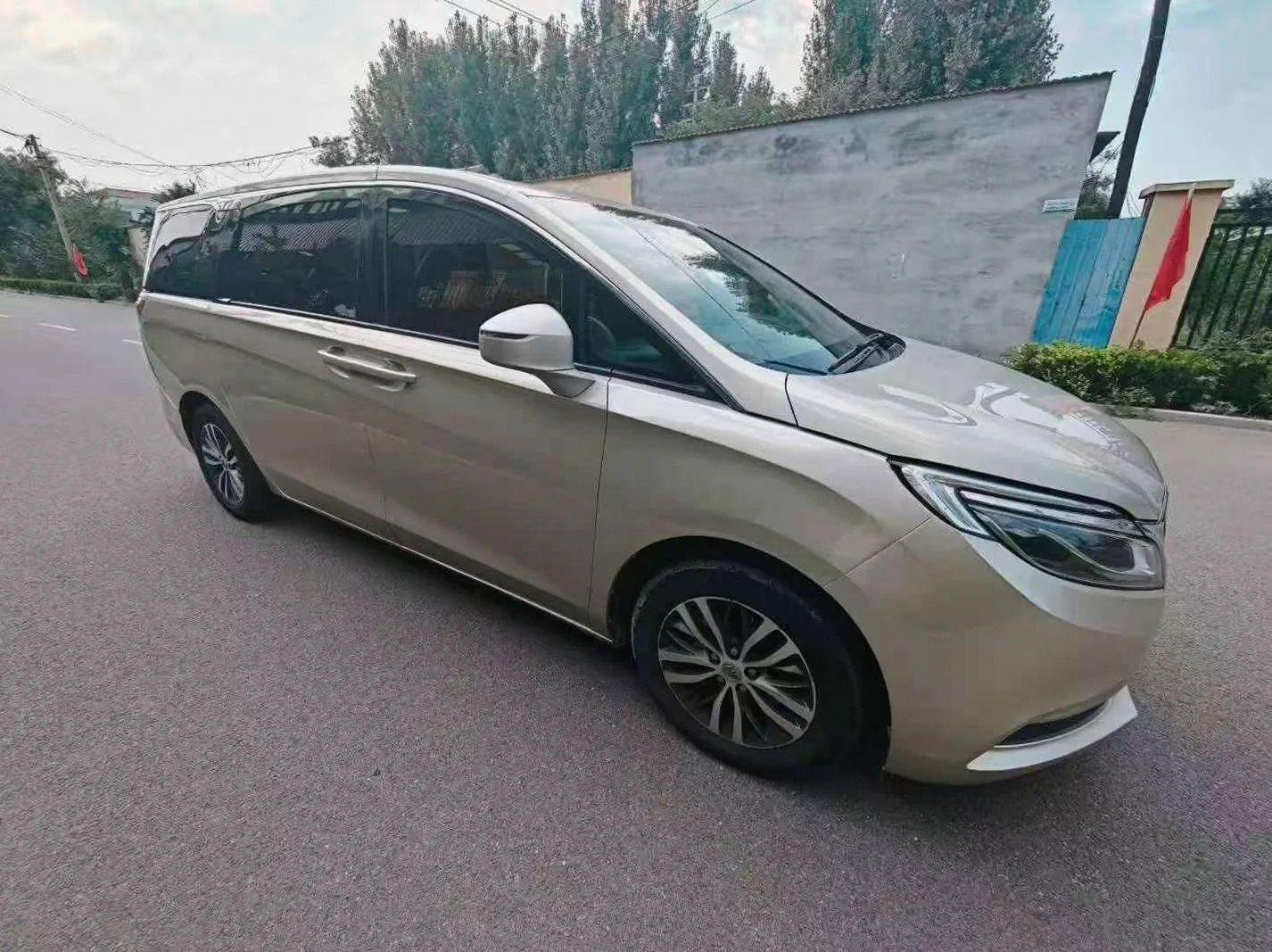 别克GL8 后面外观一