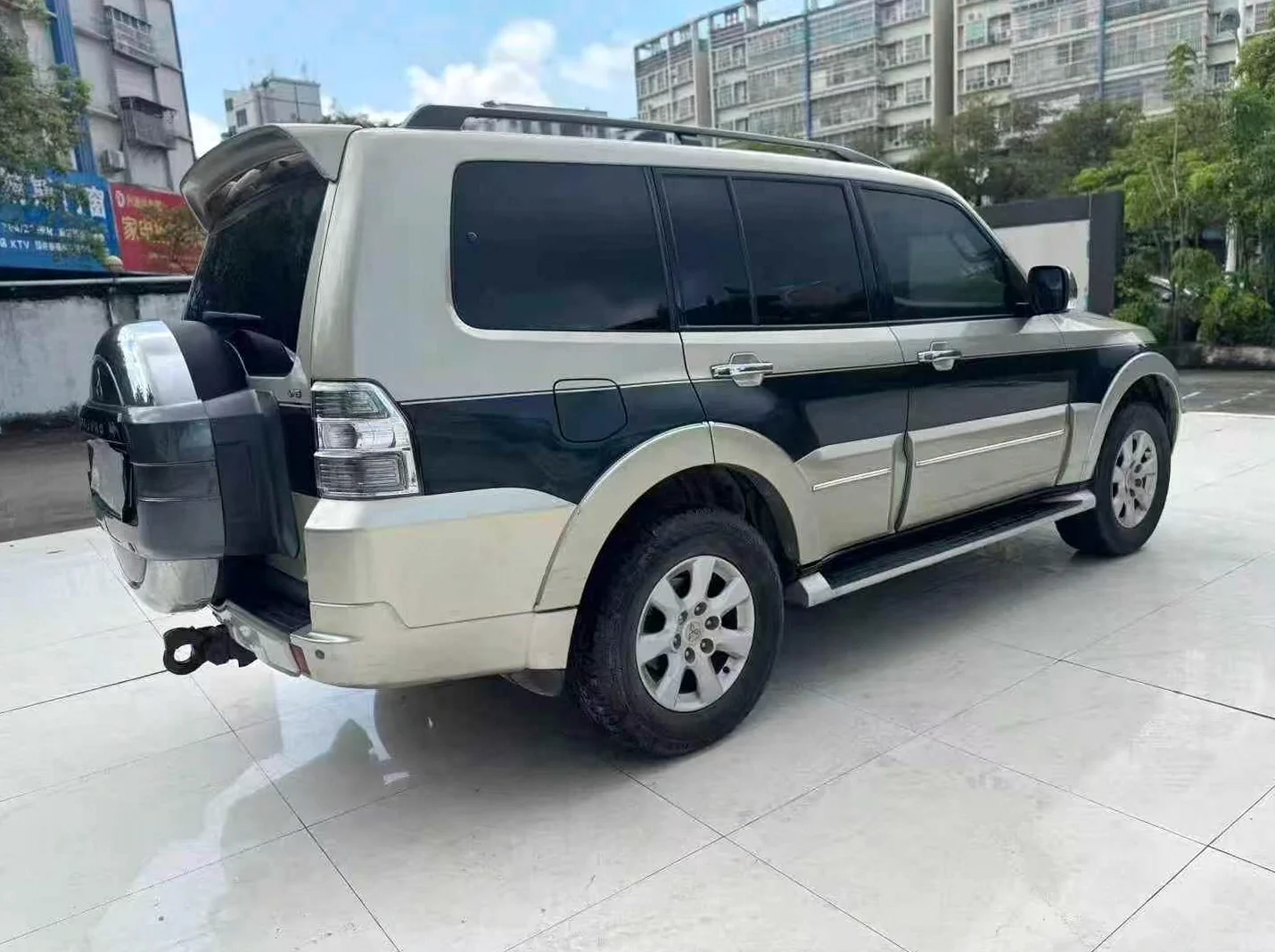三菱帕杰罗 内饰后排