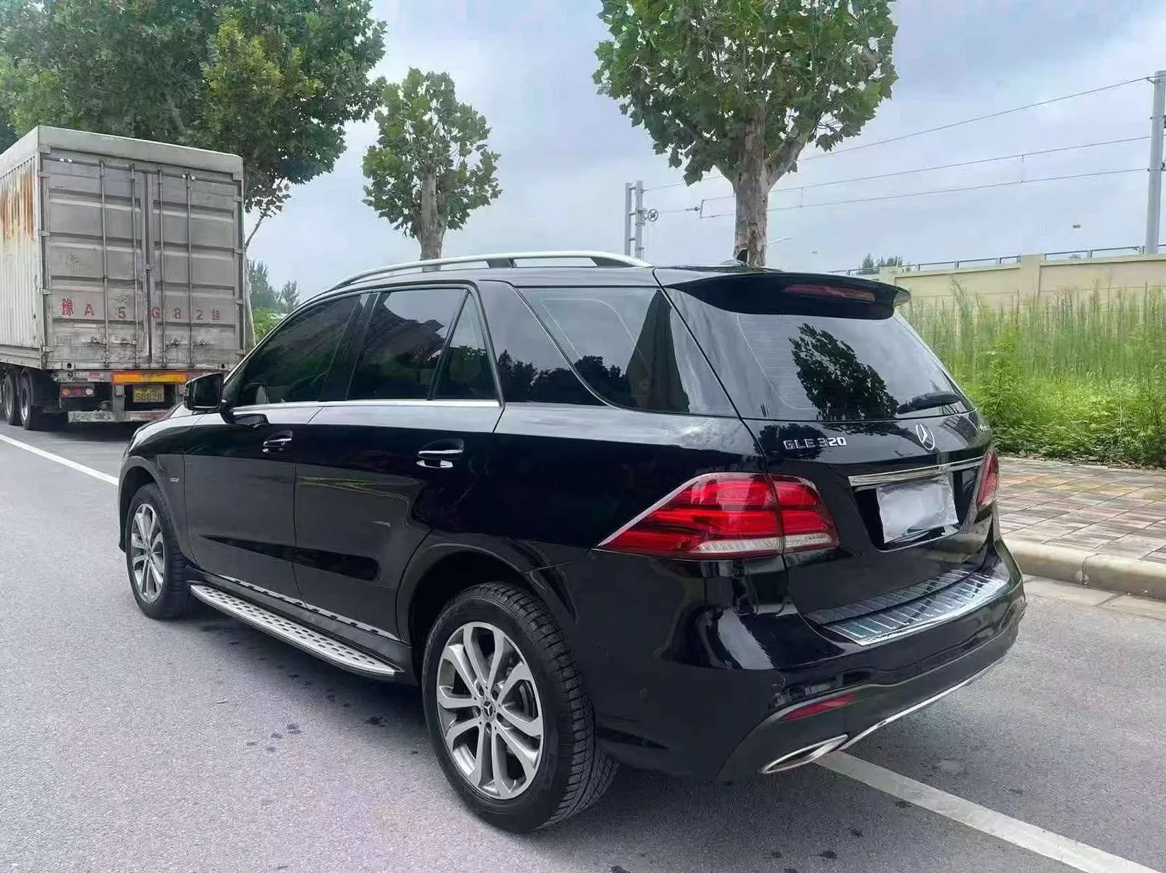 奔驰E 后面外观一