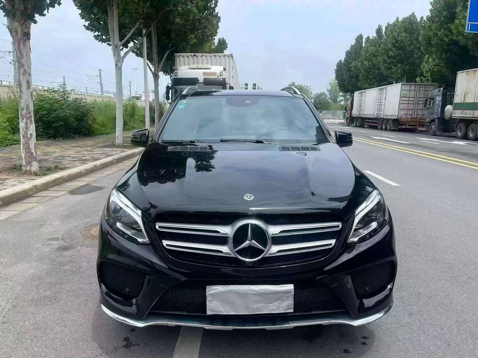 奔驰E 正面外观二