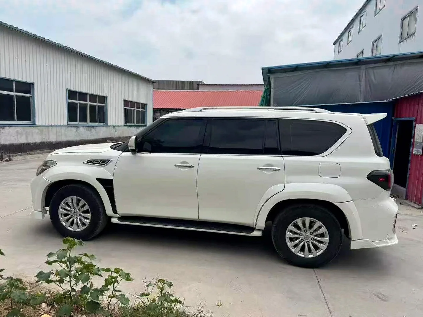 日产途乐 后面外观一
