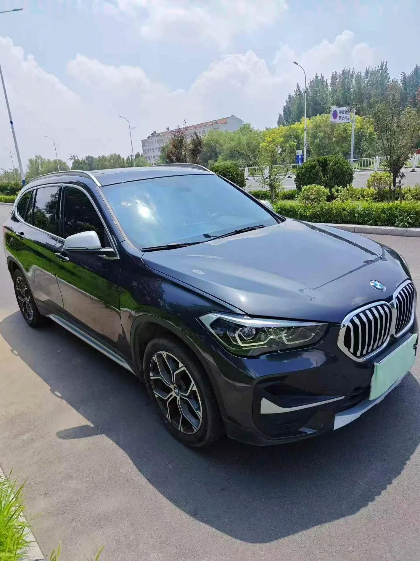 宝马X1 正面外观三