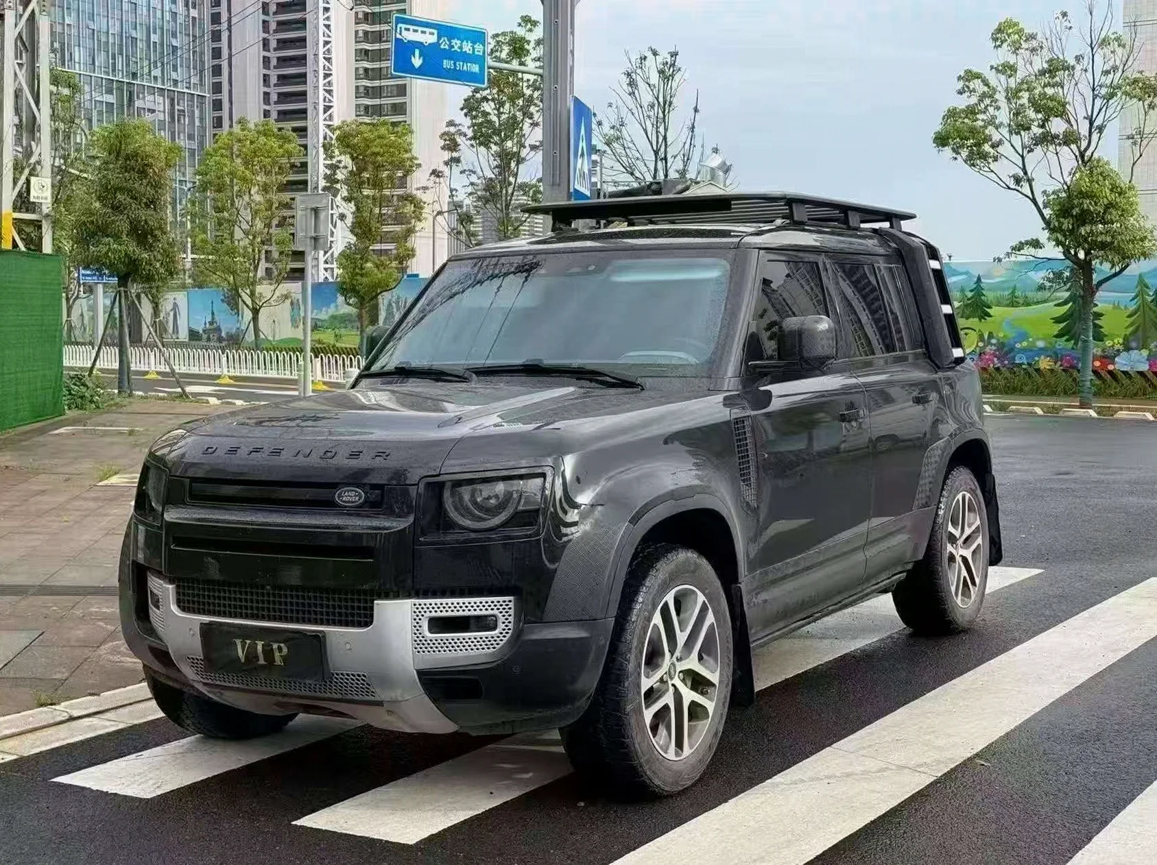 路虎卫士 正面外观三