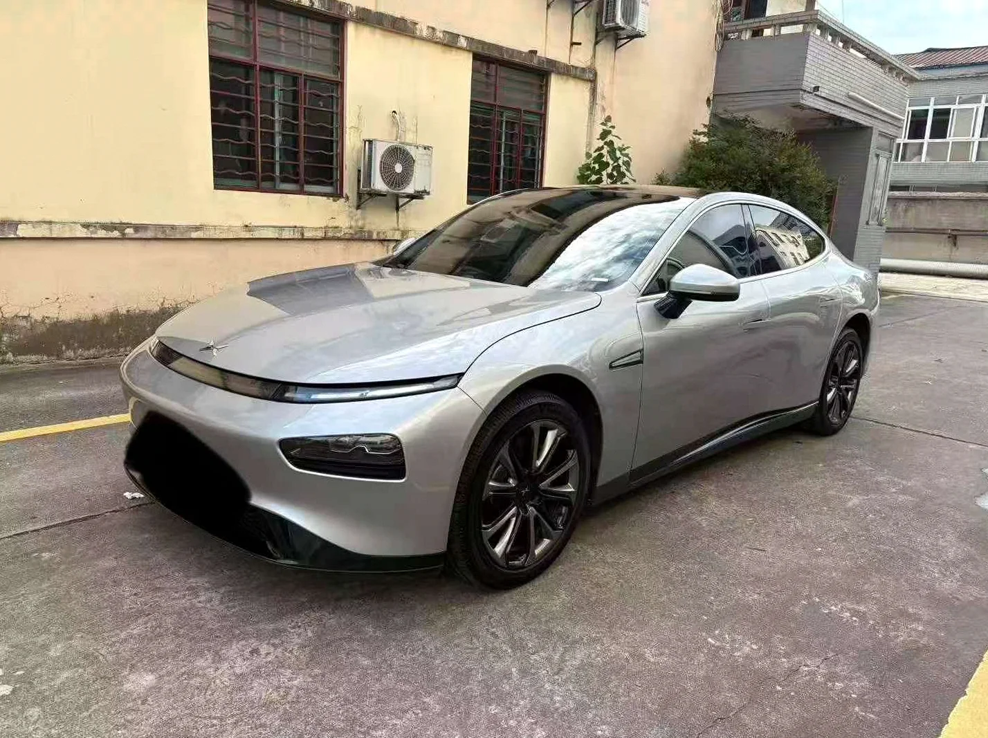 小鹏汽车p7 正面外观二