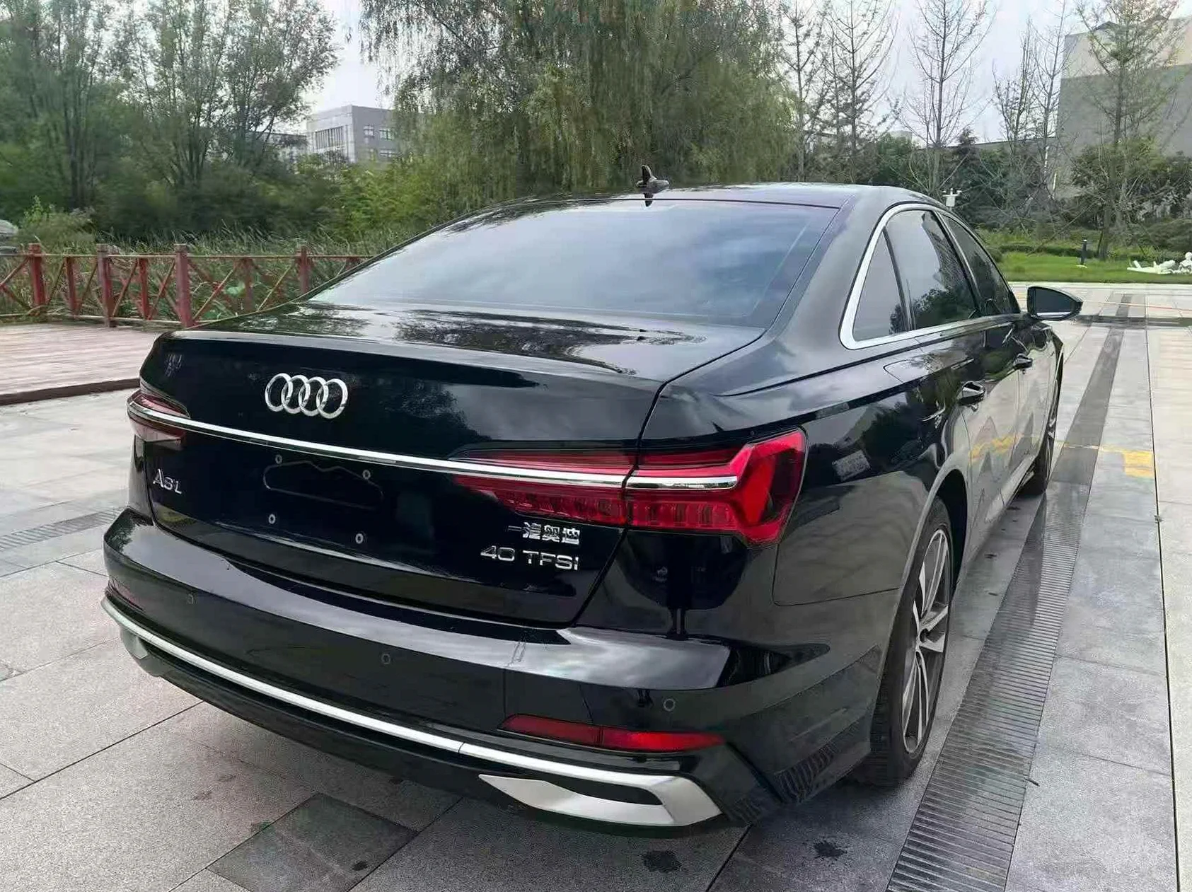 奥迪A6L 后面外观一