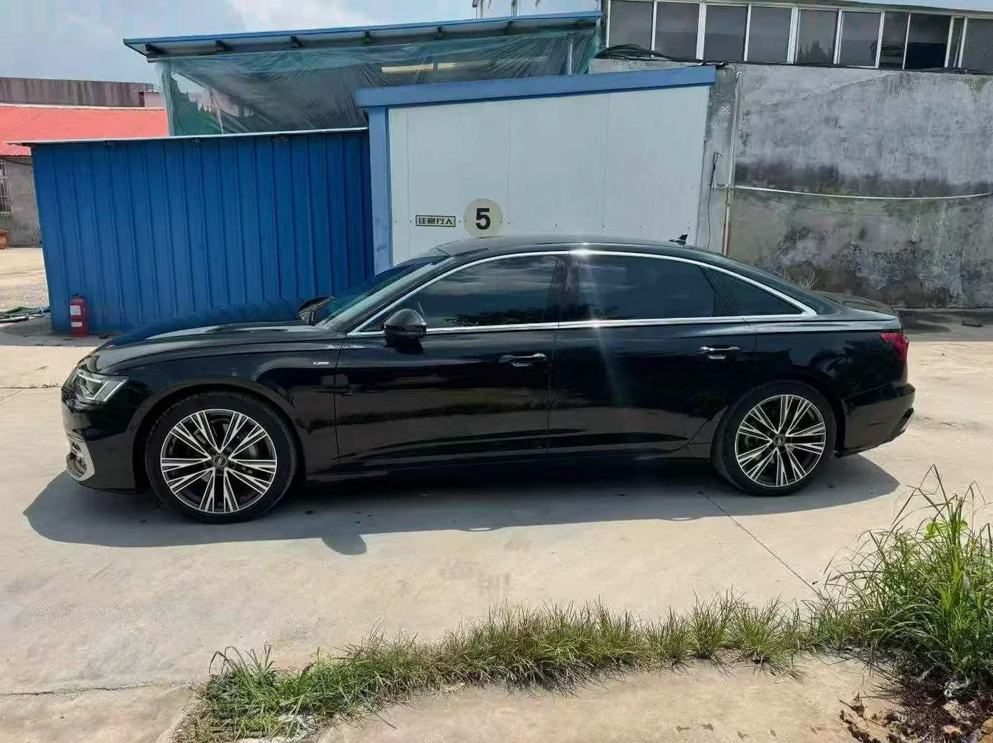 奥迪A6L 后面外观一