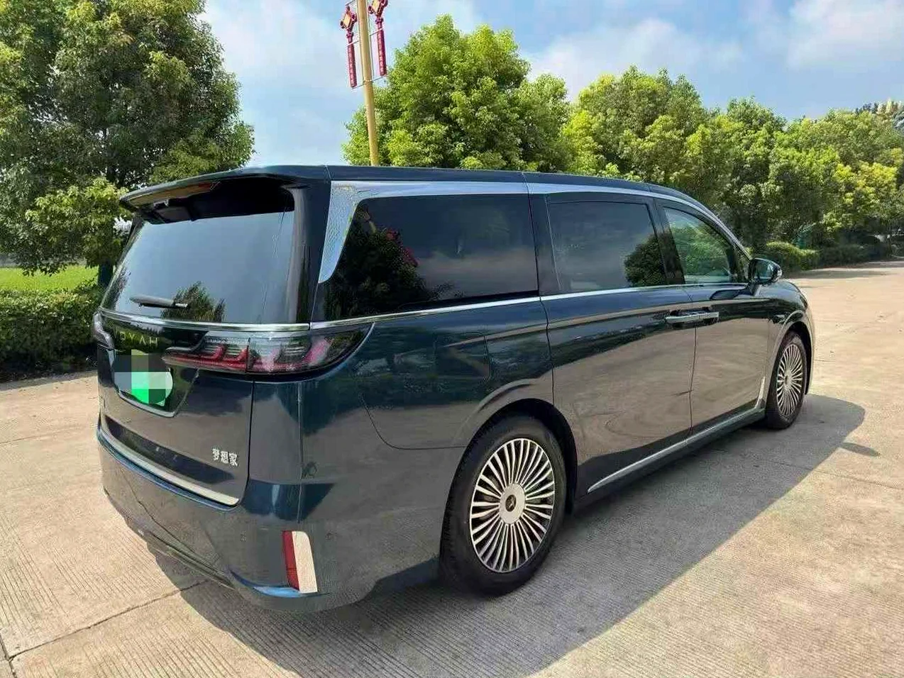 岚图汽车梦想家 后面外观一
