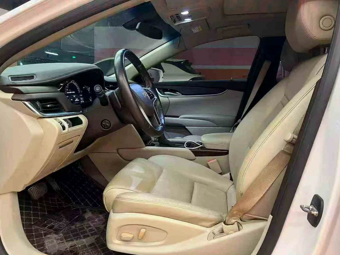 凯迪拉克XTS 后面外观一