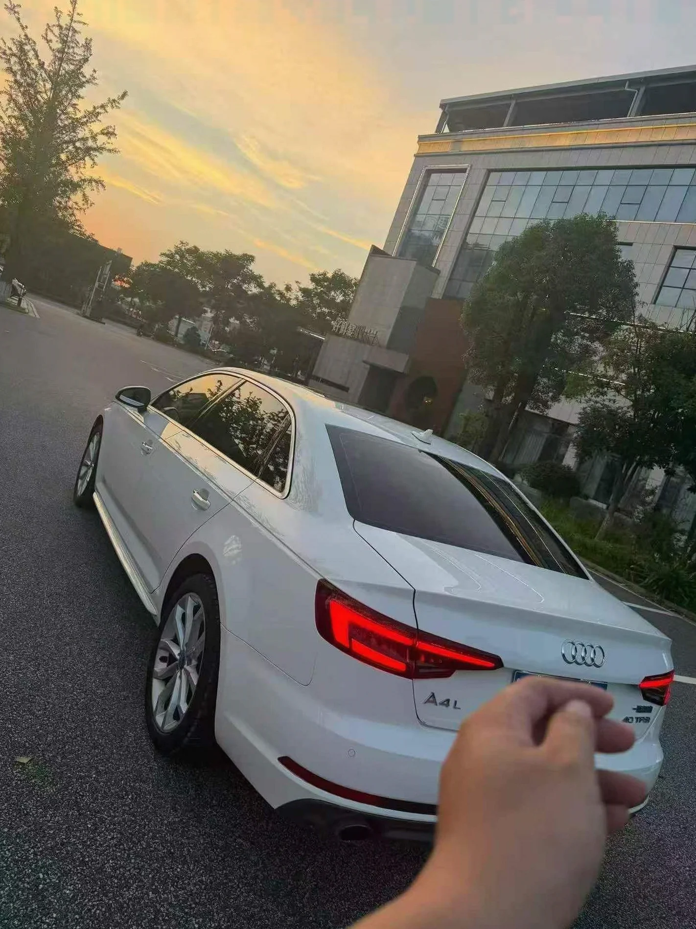 奥迪A4L 后面外观一