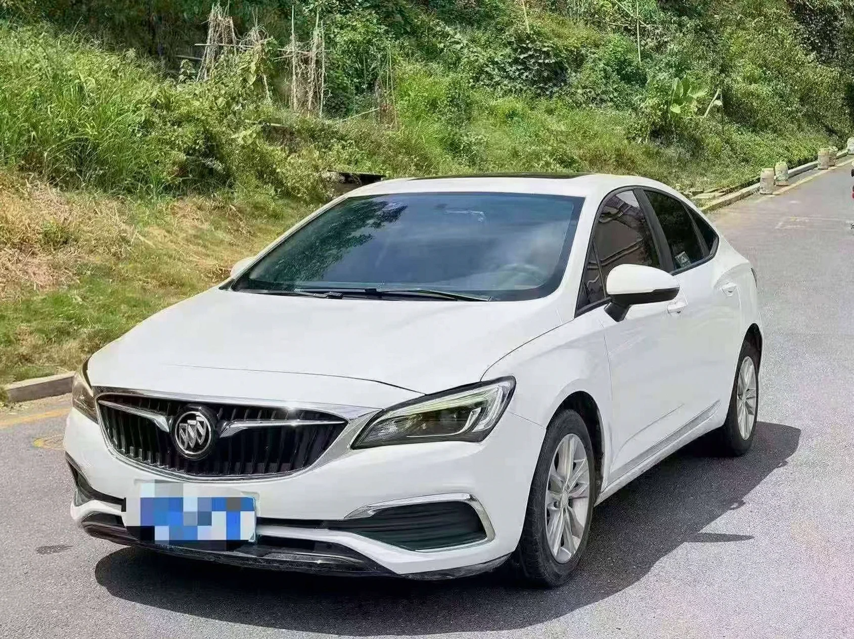 别克威朗 正面外观二