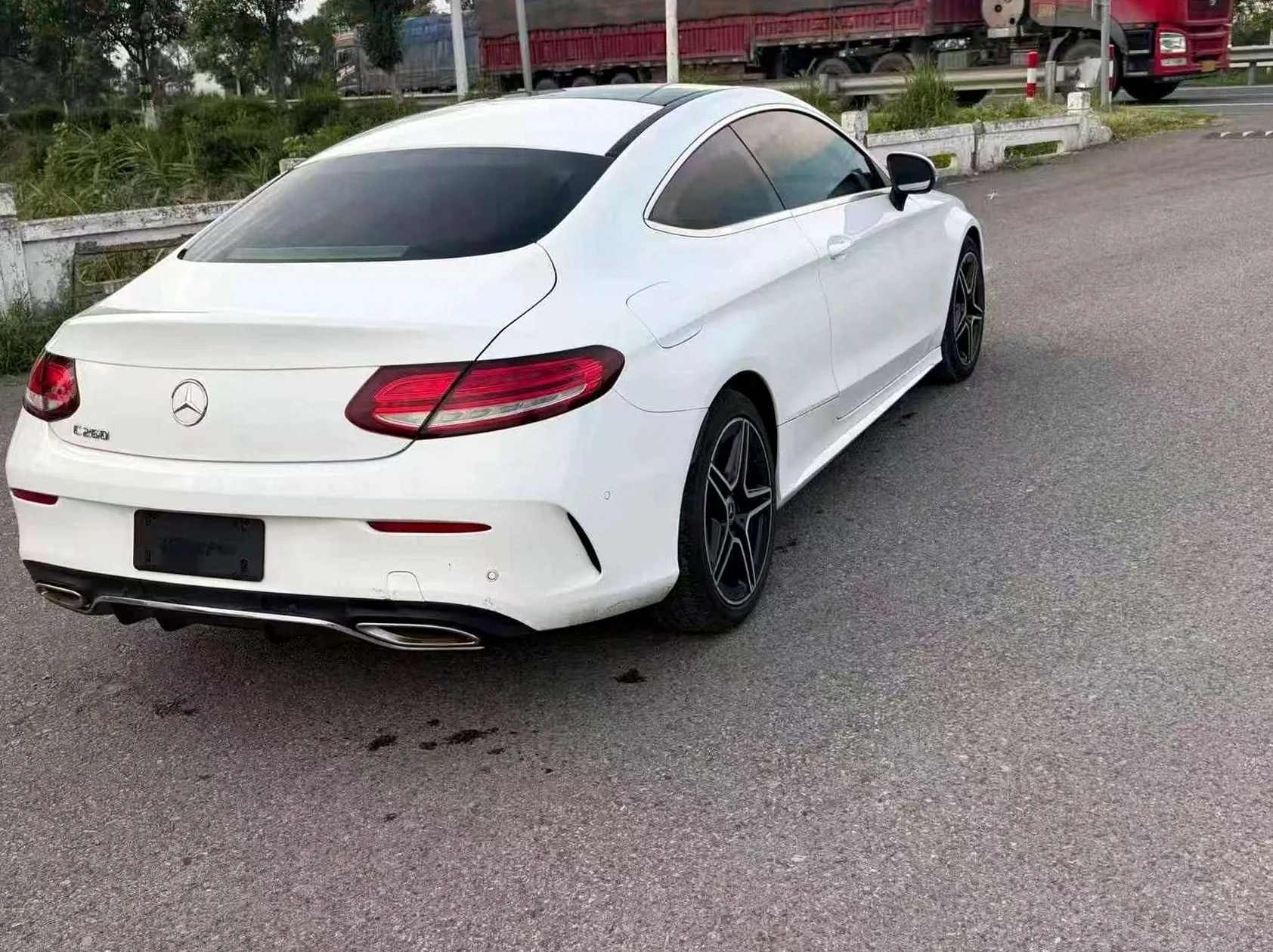 奔驰C 后面外观一