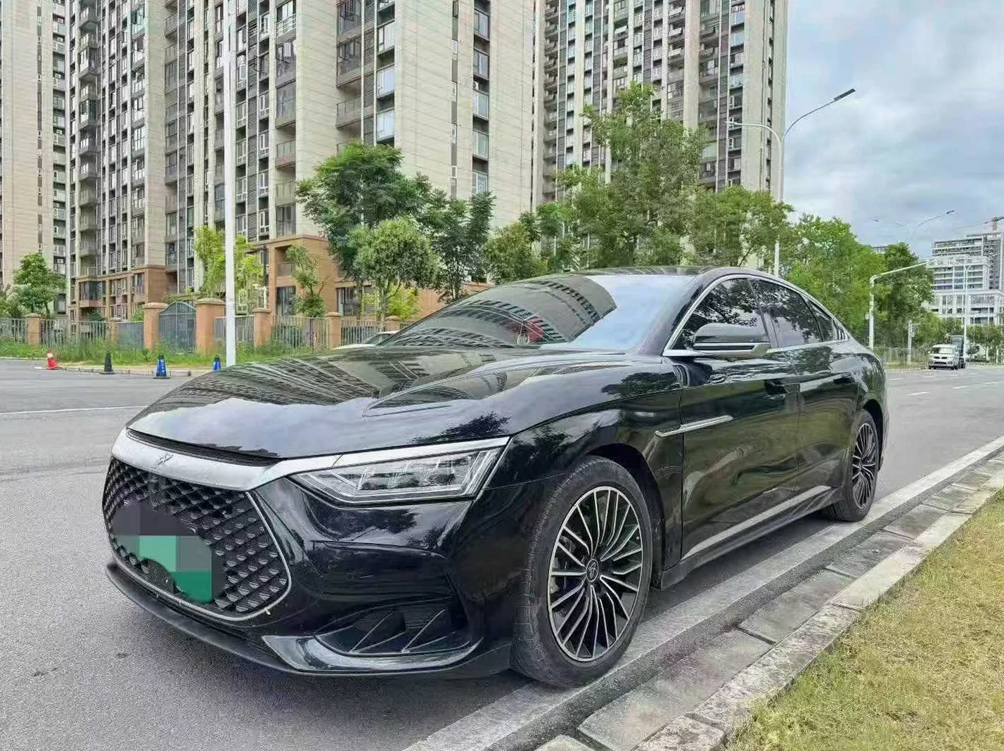 比亚迪汉 正面外观二
