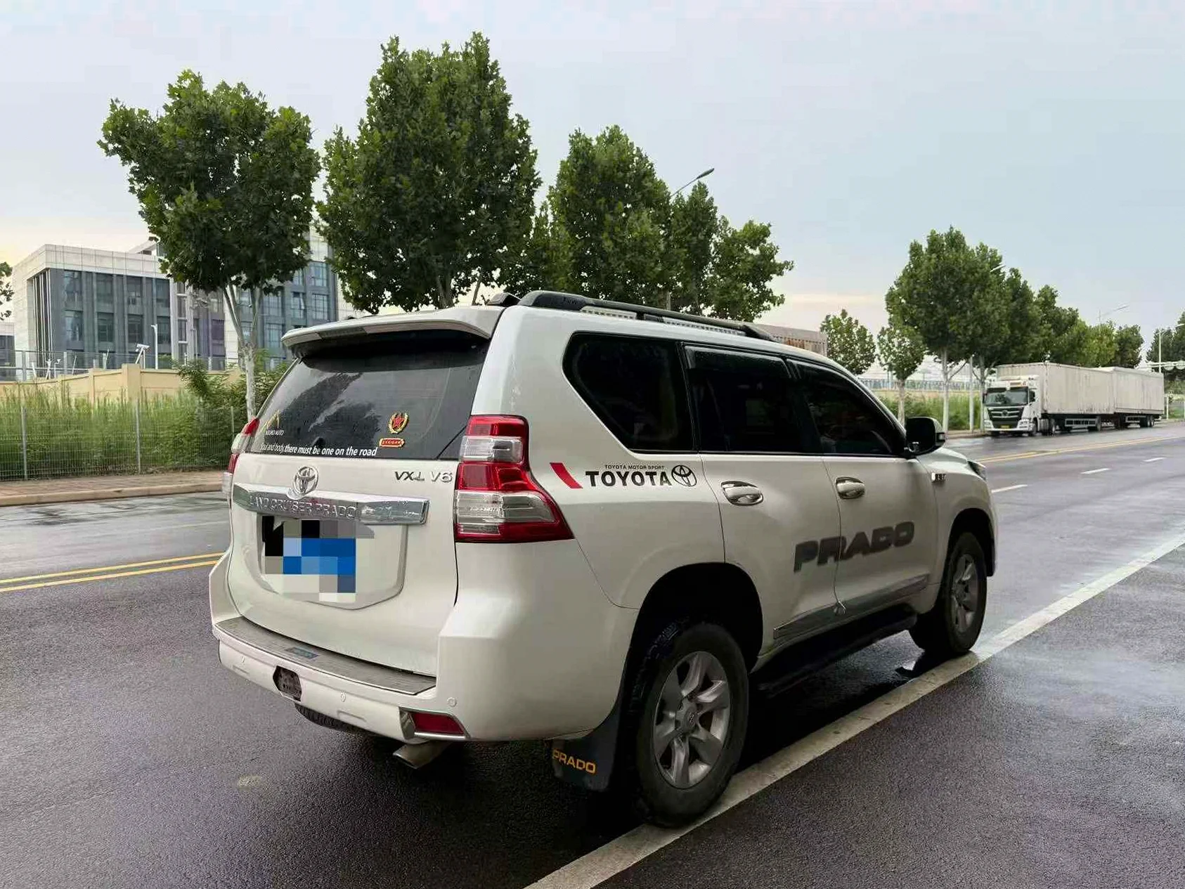 丰田普拉多 后面外观三